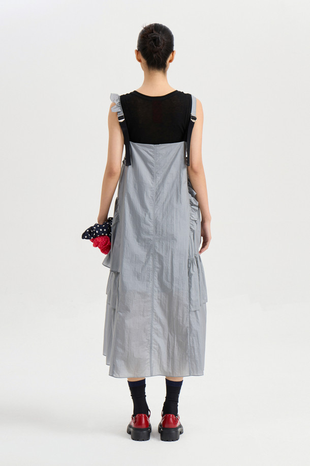 민트 컬러의 [Re-Order] 러플 포인트 민소매 롱 드레스입니다. 부드러운 나일론 소재로 제작되어 은은한 광택감이 돋보이며, 루즈핏 플레어 디자인으로 우아한 실루엣을 연출합니다. 비대칭 프릴 디테일과 어깨 비죠 장식이 여성스러운 포인트를 더하고, 끈 길이 조절이 가능하여 편안하게 착용할 수 있습니다. 데이트룩, 여행룩, 휴가룩 등 다양한 TPO에 클래식, 미니멀, 로맨틱 스타일로 연출해보세요. 봄, 여름 시즌에 어울리는 롱 원피스로, 당신의 스타일을 한층 더 돋보이게 해줄 것입니다.
