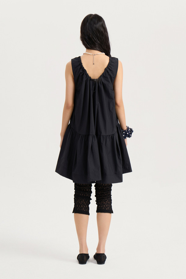 A 라인 미니 드레스 (블랙)는 여성스러운 실루엣을 연출하는 A라인 핏의 미니 원피스입니다. 봄, 여름, 가을 세 계절 모두 활용 가능하며, 데이트룩, 동네 마실룩, 카페룩 등 다양한 TPO에 적합합니다. 캐주얼, 미니멀, 스트리트 스타일을 모두 아우르는 디자인으로, 무지 패턴의 블랙 컬러가 시크한 매력을 더합니다. 나일론 소재로 제작되어 편안한 착용감을 선사하며, 민소매 디자인으로 시원하게 입을 수 있습니다. 포켓 디테일과 레이어드 연출이 가능하며, 워싱 가공을 거쳐 자연스러운 분위기를 자아냅니다.
