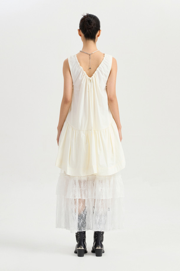 A 라인 미니 드레스 (아이보리)는 크리에이티브하며 클래식한 감성을 선사하는 여성용 캐주얼 원피스입니다. 나일론 혼방 소재로 제작되어 워싱감 있는 촉감을 느낄 수 있으며, A라인 핏과 미니 기장으로 여성스러운 실루엣을 연출합니다. 라운드넥과 민소매 디자인으로 시원하고 활동적인 느낌을 주며, 포켓 디테일이 실용성을 더합니다. 데이트룩, 카페룩, 쇼핑룩 등 다양한 TPO에 맞춰 클래식, 미니멀, 캐주얼 스타일을 완성해보세요. 안감은 IVX에 있으며, 단독 또는 레이어드하여 다양한 스타일을 연출할 수 있습니다.
