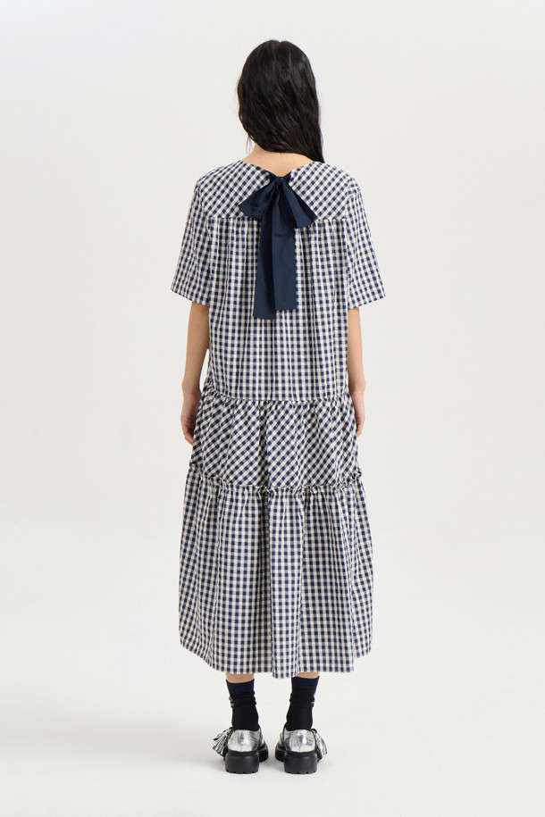 [Re-Order] Frill Colored Half Sleeve Long Dress (navy)는 시원한 촉감의 네이비 컬러 원피스로, 여름철 캐주얼 스타일을 연출하기에 좋습니다. 라운드넥에 A라인 핏, 반소매 맥시 기장으로 편안하면서도 여성스러운 실루엣을 선사합니다. 양쪽 포켓과 셔링 디테일, 뒷넥 배색 리본으로 포인트를 더했으며, 안감이 있어 비침 걱정 없이 착용 가능합니다.
