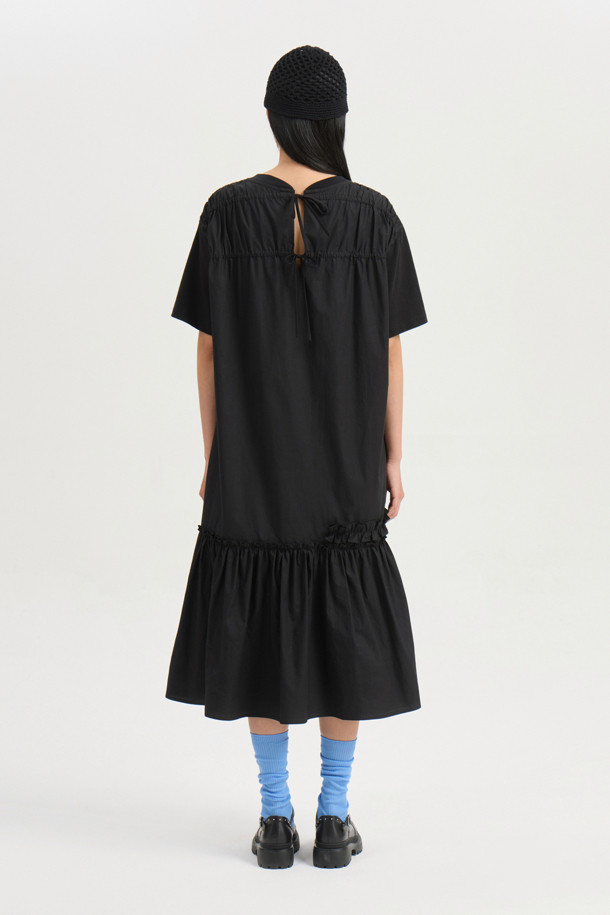 **[Re-Order] 텍스처 믹스 프릴 반팔 원피스 (블랙)**는 져지, 우븐 소재의 텍스처 믹스로 제작되어 캐주얼하면서도 페미닌한 무드를 연출합니다. 비대칭 프릴 디테일과 뒷 넥 리본 여밈으로 여성스러운 포인트를 더했으며, 루즈핏으로 편안한 착용감을 선사합니다. 봄, 여름 시즌에 어울리는 블랙 컬러의 무지 반팔 원피스입니다.
