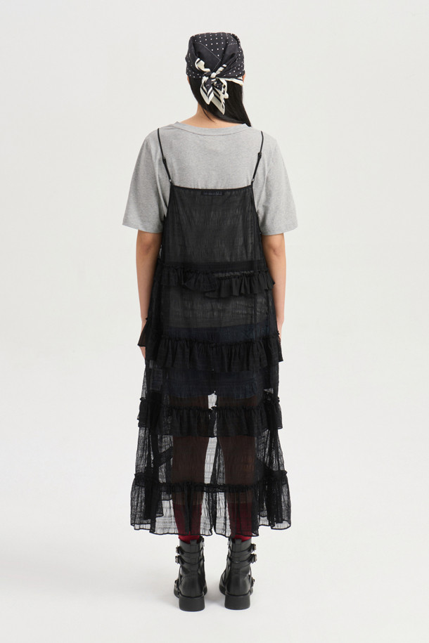 [Re-Order] Sleeveless Frill Dress (black)는 시폰과 레이스 소재로 부드러운 촉감과 얇은 두께감이 특징인 여성 레이어드 원피스입니다. 블랙 컬러의 무지 디자인에 브이넥, 루즈핏, 민소매, 티어드 치마타입으로 시원하고 캐주얼한 스타일을 연출하며, 러플 디테일, 비대칭 디자인, 시스루 스타일로 포인트를 더했습니다. 봄, 여름, 가을 계절에 데일리룩으로 활용하기 좋습니다.
