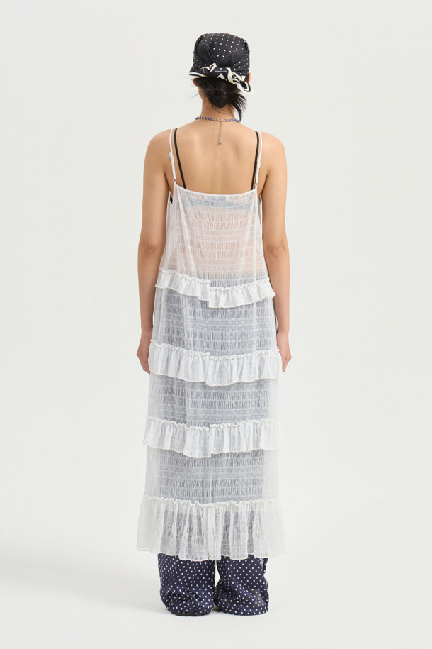 화이트 컬러의 [Re-Order] Sleeveless Frill Dress는 여름을 위한 데일리 및 캐주얼 스타일의 슬리브리스 프릴 드레스입니다. 부드러운 레이스 소재에 도트 패턴이 더해져 여성스러운 무드를 자아내며, 루즈핏 A라인 실루엣과 얇은 두께감으로 시원하게 착용할 수 있습니다. 비대칭 셔링 및 프릴 디테일, 레이어드 스타일링이 가능한 디자인으로, 다양한 스타일 연출이 용이합니다.
