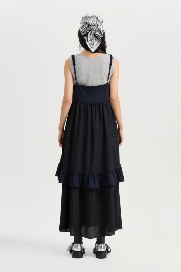 Coloration 프릴 레이어링 드레스 (블랙)는 유니크하고 캐주얼한 스타일을 연출하는 여성용 레이어드 원피스입니다. 부드러운 폴리 크레이프 소재로 제작되어 깔끔한 촉감을 선사하며, A라인 치마 핏으로 편안한 착용감을 제공합니다. 라운드넥과 민소매 디자인으로 시원하며, 블랙 컬러에 러플 디테일과 컬러 배색이 포인트로 더해져 세련된 느낌을 줍니다. 데이트룩이나 카페룩에 적합하며, 캐주얼, 미니멀, 시크한 스타일을 즐기는 분들께 추천합니다. 옆 지퍼 디테일로 편안하게 착용할 수 있습니다.
