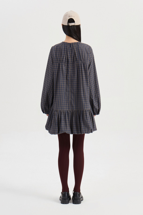 포켓 포인트 체크 미디 드레스 (멀티 컬러)는 페미닌하고 유니크한 매력을 선사하는 여성용 미디 원피스입니다. 데님 소재의 체크 패턴으로 클래식하면서도 로맨틱한 스타일을 연출하며, 긴 소매와 여유로운 핏으로 편안함을 더했습니다. 앞뒤 가슴 셔링 디테일과 포켓, 리본 장식으로 포인트를 더했으며, 뒤 중심 지퍼로 간편하게 착용할 수 있습니다. 데이트룩, 카페룩, 모임룩 등 다양한 TPO에 활용 가능한 스마트 캐주얼 스타일의 원피스입니다.
