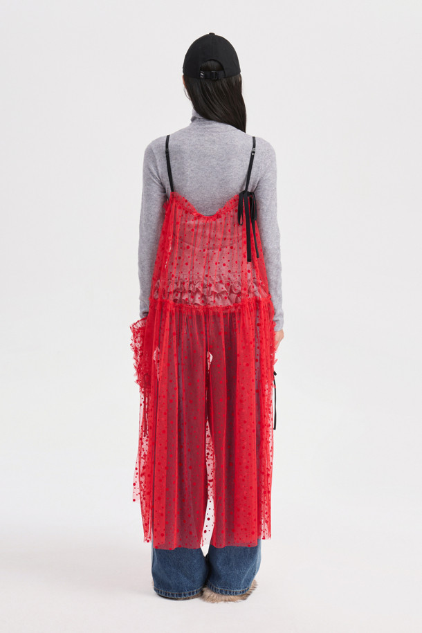 도트 플로킹 슬립 드레스 (레드)는 여성스러운 매력을 극대화하는 슬립 원피스입니다. 얇은 두께감과 루즈핏으로 편안한 착용감을 선사하며, 봄, 여름 시즌에 적합합니다. 셔링, 프릴 디테일과 벨벳 테이프 장식, 플레어 치마 라인이 페미닌한 무드를 더합니다. 스트랩 넥 라인과 민소매 디자인으로 시원함을 강조하며, 데이트룩, 휴가룩, 모임룩 등 다양한 TPO에 로맨틱하고 클래식한 스타일을 연출할 수 있습니다. 여유로운 실루엣과 도트 패턴이 세련된 느낌을 주는 이 원피스로 당신만의 스타일을 완성해 보세요.
