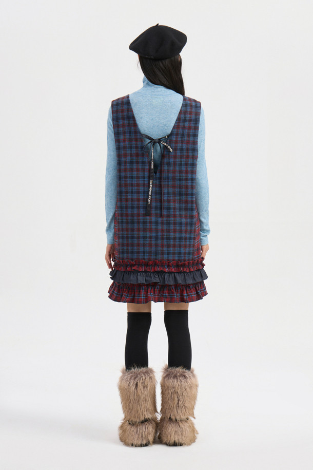 레드 컬러 블록 체크 미니 드레스는 가을과 겨울에 어울리는 여성용 원피스입니다. 데님 소재로 제작되어 부드러운 촉감을 선사하며, 레귤러 핏으로 편안하게 착용 가능합니다. 앞뒤 V넥 디자인과 레이어드, 프릴, 레터링 테이프 디테일이 돋보이며, 긴 소매 기장으로 따뜻함을 더했습니다. 캐주얼한 스타일로 데이트룩이나 모임룩에 적합하며, 다양한 상의와 레이어드하여 개성 있는 스타일을 연출할 수 있습니다. 마찰에 의해 필링이 발생할 수 있으니 주의하여 착용하십시오.
