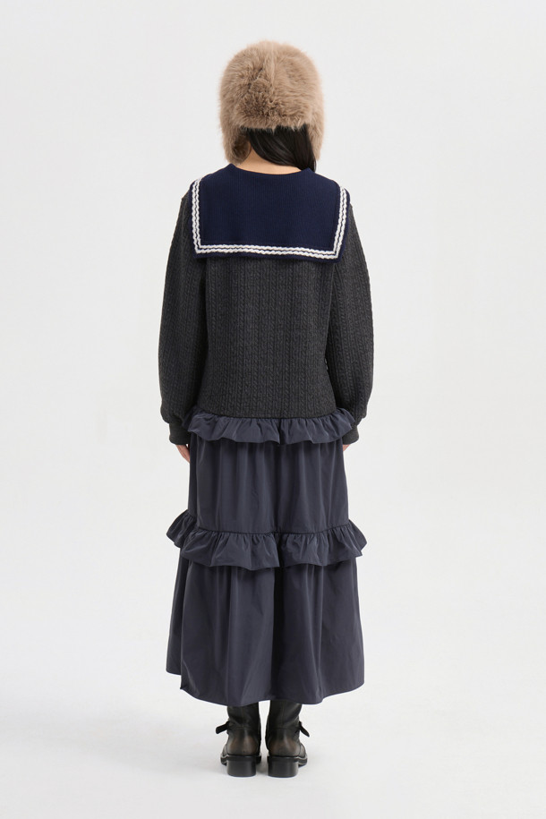 **마테리얼 믹스 세일러 롱 드레스 (멀티 컬러)**는 니트와 우븐 소재의 믹스 매치로 제작되어 부드러운 촉감과 따뜻함을 선사합니다. 세일러 칼라와 꽈배기 패턴, 배색 스트라이프 디테일이 캐주얼하면서도 걸리시한 분위기를 연출합니다. 루즈핏 A라인 실루엣에 긴 소매 기장과 두꺼운 두께감으로 가을, 겨울 시즌 데이트룩, 모임룩으로 활용하기 좋습니다. 다양한 멀티 컬러 배색으로 포인트를 더해 클래식한 스타일까지 소화 가능한 매력적인 세일러 원피스입니다.
