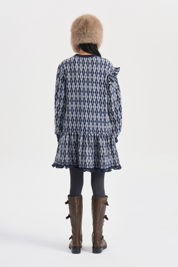 네이비 컬러의 아가일 패턴 프릴 원피스입니다. 부드러운 기모 소재로 제작되어 겨울에도 따뜻하게 착용 가능하며, 루즈핏 A라인 실루엣으로 편안함을 더했습니다. 라운드넥 디자인에 프릴 장식과 배색 프릴 디테일이 여성스러운 분위기를 연출합니다. 데이트룩, 모임룩, 캐주얼, 클래식, 걸리시 스타일 모두 소화 가능한 단독 착용 가능한 원피스입니다.
