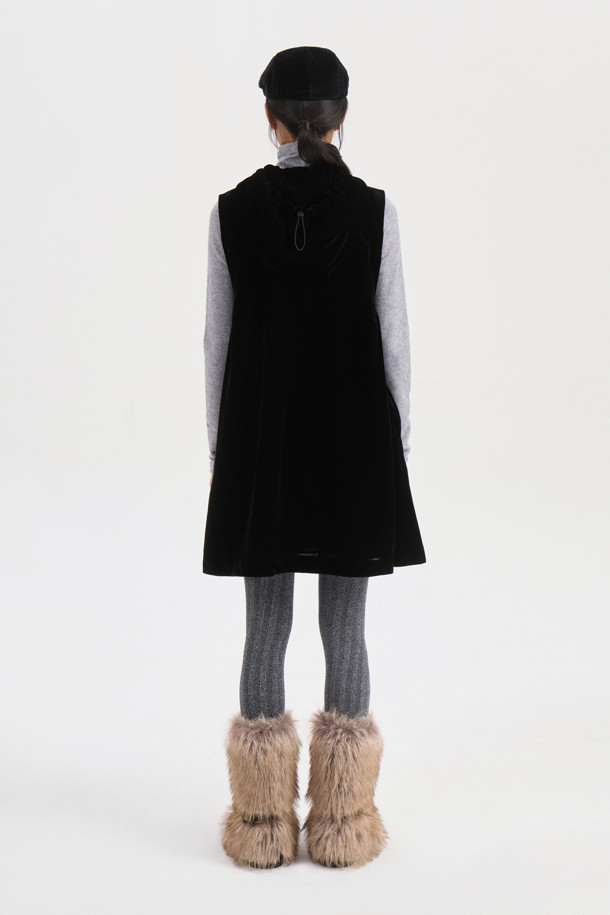 벨벳 후드 미니 원피스 (블랙)는 가을과 겨울, 데이트룩과 연말 모임룩에 어울리는 여성용 미니 원피스입니다. 부드러운 벨벳 소재로 제작되어 따뜻하고 포근한 착용감을 선사하며, A라인 핏으로 편안하면서도 여성스러운 실루엣을 연출합니다. 캐주얼, 스트리트, 미니멀 스타일 모두 소화 가능하며, 후드, 포켓, 러플 디테일과 와펜 장식, 하프 지퍼 여밈으로 포인트를 더했습니다. 민소매 디자인으로 다양한 레이어드 스타일링이 가능하여 활용도가 높습니다.
