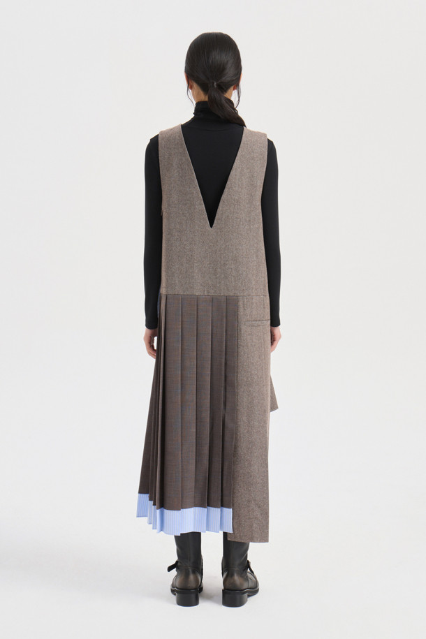 Mix 슬리브리스 롱 드레스 (브라운)는 여성 고객을 위한 가을, 겨울용 슬리브리스 원피스입니다. 울 혼방 소재로 제작되어 따뜻한 착용감을 선사하며, 라운드넥에 슬림핏 일자 실루엣으로 클래식하고 유니크한 스타일을 연출합니다. 체크와 헤링본 패턴이 믹스된 디자인에 언밸런스 주름 디테일, 스트라이프 배색 끈, 어깨 매듭 연출, 밑단 스트라이프 배색 주름 등 다채로운 특징을 더했습니다. 안감은 로고 패턴으로, 지퍼 여밈 방식으로 제작되었으며, 모임룩, 데이트룩, 연말 모임룩에 미니멀하고 시크하게 스타일링하기 좋습니다.
