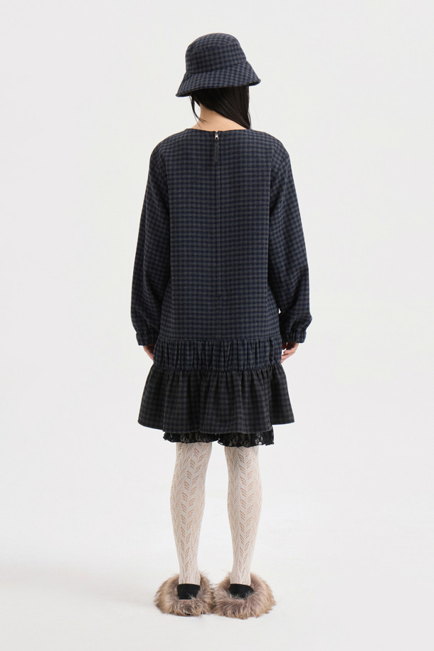 **[Atelier] 컬러드 체크 미니 드레스**는 울 50% 함유된 두꺼운 소재로 제작되어 가을, 겨울에 따뜻하게 착용할 수 있는 여성용 원피스입니다. 클래식하고 유니크한 무드의 멀티 컬러 체크 패턴이 돋보이며, A라인 핏과 미니 기장으로 걸리시한 스타일을 연출합니다. 뒤 중심 지퍼와 아틀리에 자수 장식, 가죽 슬라이더 디테일이 돋보이며, 데이트룩, 모임룩, 겨울 데일리룩 등 다양한 TPO에 활용 가능합니다. 필링(보풀)에 주의하여 관리하면 오랫동안 클래식하고 미니멀한 스타일을 즐길 수 있습니다.
