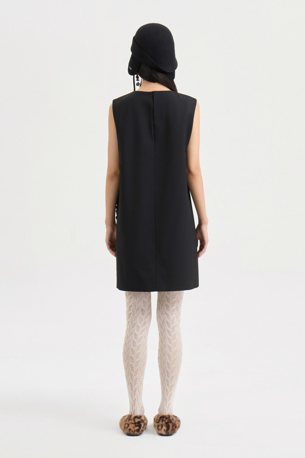 [Atelier] 리본 포인트 미니 드레스 (black)는 여성 고객을 위한 클래식 스타일의 미니 원피스입니다. 울 블렌디드 소재로 제작되어 사계절 내내 착용 가능하며, 슬림핏 일자핏으로 떨어지는 라인이 특징입니다. 블랙 컬러의 무지 디자인에 라운드넥과 민소매 디자인이 시크한 분위기를 연출합니다. 리본 장식과 옆 라인 셔링 디테일이 여성스러움을 더하며, 옆 지퍼로 편안하게 착용할 수 있습니다. 데이트룩, 모임룩, 소개팅룩 등 다양한 TPO에 활용 가능한 하이브리드 스마트 캐주얼 스타일의 원피스입니다. 마찰과 올 뜯김에 주의하여 착용하십시오.
