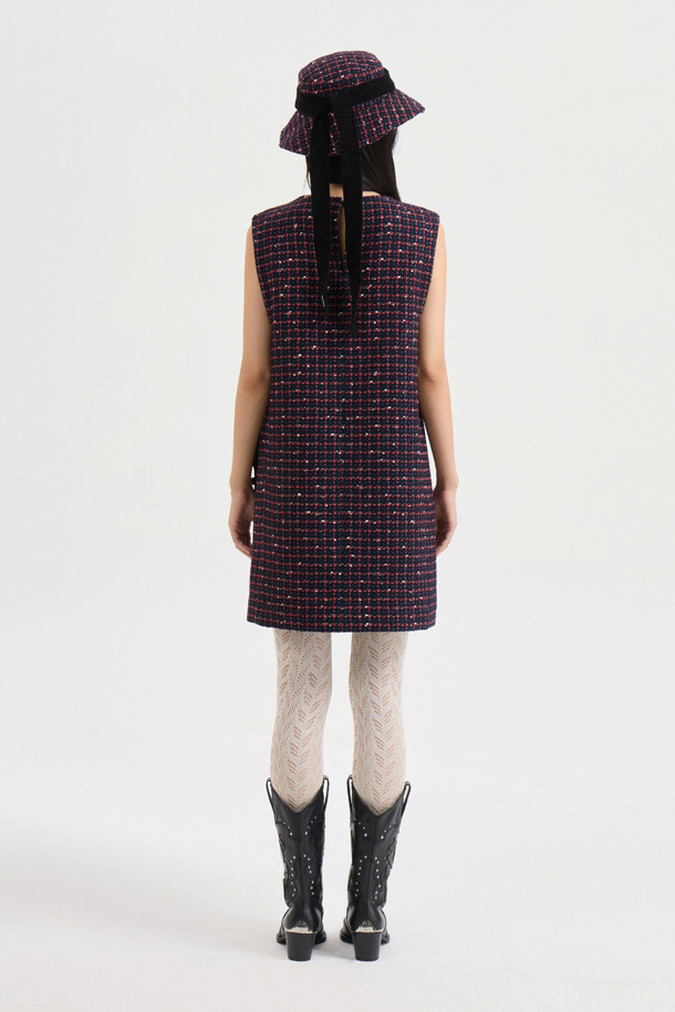 **[Atelier] 리본 포인트 미니 드레스 (navy)**는 가을, 겨울 시즌 엘레강스한 스타일을 연출하는 여성 의류입니다. 울 블렌디드 트위드 소재의 네이비 컬러 체크 패턴으로, 슬림핏 일자핏의 미니 기장 치마 타입입니다. 라운드넥 민소매 디자인이며, 리본 장식과 셔링 디테일, 옆 지퍼로 포인트를 더했습니다. 데이트룩, 모임룩, 연말 모임룩 등 특별한 날, 클래식, 미니멀, 걸리시한 무드로 연출하기 좋습니다. 올뜯김 및 마찰에 주의하여 착용하십시오.
