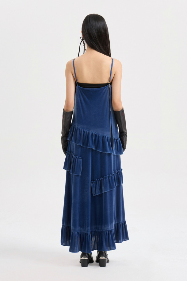 [Atelier] 벨벳 슬립 롱 드레스는 부드러운 벨벳 소재로 제작되어 은은한 광택과 고급스러운 분위기를 자아냅니다. 스퀘어넥과 A라인 실루엣, 루즈핏으로 편안하면서도 우아한 스타일을 연출하며, 민소매 디자인과 얇은 두께감으로 가을, 겨울 시즌 레이어드 룩에도 활용하기 좋습니다. 비대칭 절개선과 프릴 디테일, 사이드 트임이 돋보이며, 어깨끈 길이 조절이 가능하여 체형에 맞게 핏을 조절할 수 있습니다. 데이트룩, 연말 모임룩 등 특별한 날, 클래식하면서도 로맨틱한 무드를 더해줄 아이템입니다. 아틀리에 레터링 테이프로 섬세함을 더했습니다.
