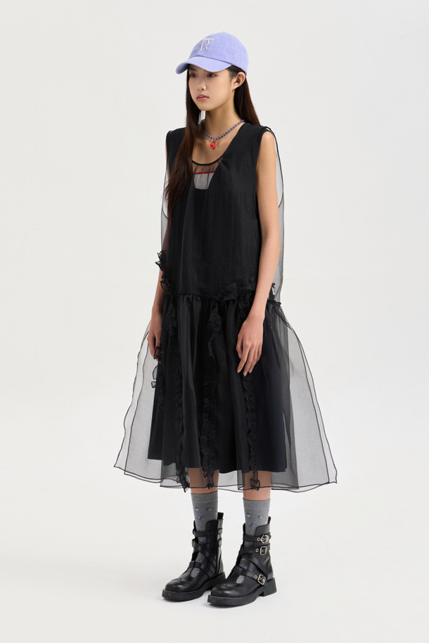 블랙 색상의 Sleeveless Layering Frill Dress (슬리브리스 레이어링 프릴 드레스)입니다. 얇은 두께감의 오간자 소재로 제작되어 봄, 여름 시즌에 시원하게 착용하기 좋습니다. 캐주얼하고 유니크한 무드를 연출하며, 비대칭 셔링 디테일과 레이어드 스타일의 프릴 치마가 특징입니다. 뒤 테이프 장식으로 포인트를 더했으며, 루즈핏으로 편안한 착용감을 선사합니다. 데이트룩, 카페룩, 여행룩 등 다양한 TPO에 맞춰 스타일리시하게 연출할 수 있습니다. 미니멀, 로맨틱, 캐주얼 스타일을 즐겨 입는 여성분들께 추천합니다.
