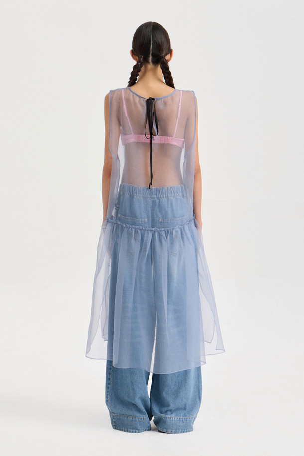 슬리브리스 레이어링 프릴 드레스 (grey)는 오간자 소재의 여성용 민소매 원피스입니다. 비대칭 셔링 디테일과 뒤 테이프 장식이 유니크한 스타일을 연출하며, 얇고 비침이 있는 레이어드 스타일로 시원하게 착용할 수 있습니다. 라운드 넥 디자인에 루즈핏으로 편안함을 더했으며, 봄, 여름 시즌 데이트룩, 카페룩, 여행룩 등 다양한 TPO에 활용하기 좋습니다. 미니멀, 로맨틱, 시크한 무드를 동시에 즐길 수 있는 아이템입니다.
