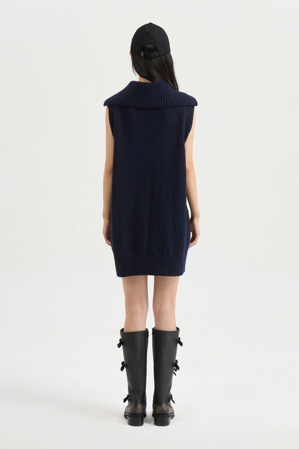 베스트  knit 드레스 (dark navy)는 부드러운 울, 나일론, 캐시미어 혼방 소재로 제작되어 포근한 착용감을 선사합니다. 톤 다운된 다크 네이비 컬러와 아가일 패턴이 클래식하면서도 캐주얼한 무드를 자아냅니다. 민소매 디자인에 하이넥 베스트 연출이 가능하며, 레이어드 스타일링으로 다양한 분위기를 연출할 수 있습니다. 넉넉한 루즈핏으로 편안하며, 세일러 카라 디테일이 사랑스러운 포인트를 더합니다. 속주머니가 있어 실용적이며, 가을, 겨울철 데일리룩, 모임룩, 카페룩 등 폭넓게 활용하기 좋습니다.
