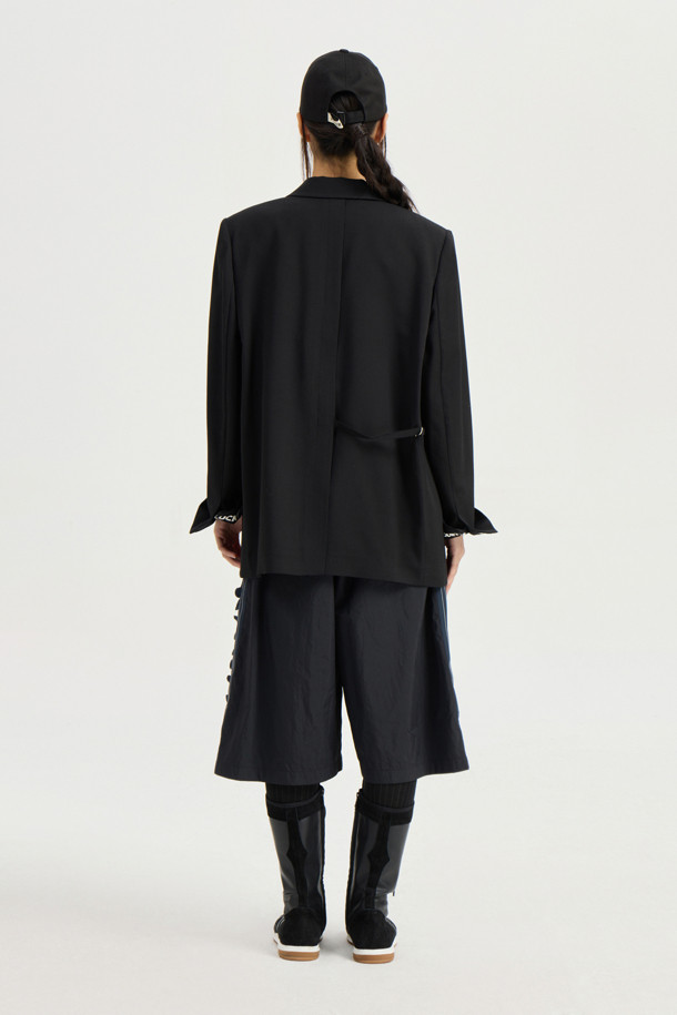 [Re-Order] Pintuck Pocket Single Jacket(black)는 모던하고 클래식한 스타일의 싱글 자켓입니다. TR 소재로 제작되어 얇은 두께감으로 여름에도 시원하게 착용 가능하며, 블랙 컬러에 일자핏으로 어떤 옷에도 잘 어울립니다. 어깨 패드, 빅 아웃포켓, 다트 스티치 디테일, 뒤 중심 슬릿, 제천 벨트, LUCKY 로고 패턴 안감 등 섬세한 디테일이 돋보이는 제품입니다.
