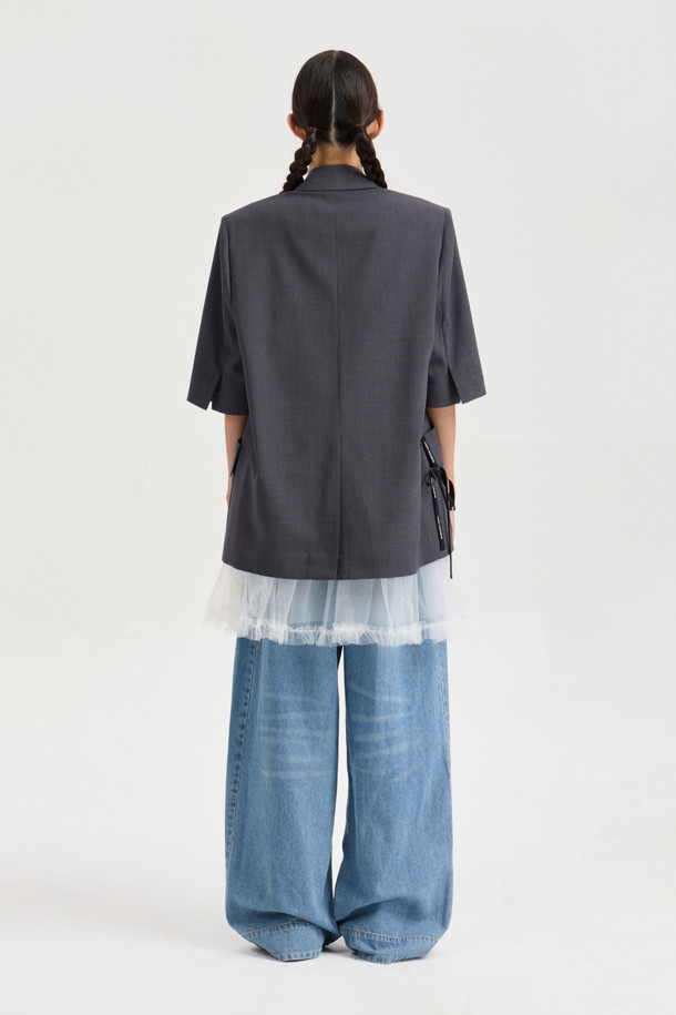 [Re-Order] Poly Single Half Sleeve Jacket (melange grey)는 린넨 소재로 고급스러운 촉감을 선사하며, 멜란지 그레이 컬러가 세련된 느낌을 더하는 여성 자켓입니다. 봄, 여름 시즌에 어울리는 스탠다드핏의 반소매 자켓으로, 일상과 세미포멀 스타일 모두 소화 가능하며, 클래식하면서도 유니크한 무드를 연출합니다. 빅 사이즈 아웃포켓과 테이프 디테일이 특징이며, 원피스 또는 스커트와 매치하면 더욱 멋스럽게 연출할 수 있습니다.
