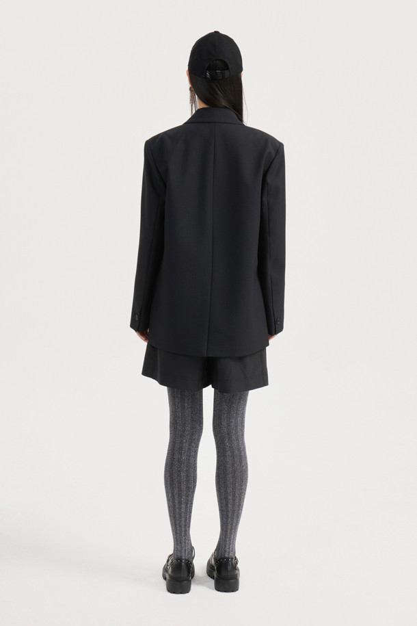 리본 디테일 폴리 싱글 재킷 (Ribbon Detail Poly Single Jacket, 블랙)은 클래식과 캐주얼 무드를 동시에 연출하는 여성 자켓입니다. 두껍고 뻣뻣한 폴리에스테르 소재로 제작되어 봄, 가을에 착용하기 좋으며, 중힙 기장의 박시 핏으로 편안한 착용감을 선사합니다. 싱글 버튼 여밈 방식에 리본 디테일 포켓이 더해져 포인트를 더하고, 안감에는 럭키 (LUCKY) 로고 패턴이, 소매 안감에는 스트라이프 패턴이 적용되어 있습니다. 소매는 레터링 테이프로 턴업하여 다양한 스타일을 연출할 수 있으며, 출근룩, 오피스룩, 모임룩 등 TPO에 맞춰 미니멀하고 세련된 스타일을 완성해보세요.
