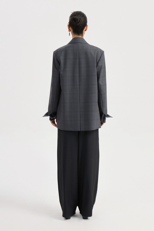 리본 디테일 체크 싱글 재킷 (다크 그레이)은 가을, 겨울 시즌에 어울리는 여성용 아우터입니다. 클래식과 캐주얼 스타일을 모두 소화할 수 있으며, 출근룩, 겨울 데일리룩, 모임룩 등 다양한 TPO에 적합합니다. 울 소재로 제작되어 두꺼운 두께감을 자랑하며, 체크 패턴이 돋보이는 박시핏 싱글 버튼 재킷입니다. 행운을 뜻하는 LUCKY 로고 패턴 안감과 스트라이프 소매 안감, 레터링 테이프 턴업 디테일이 더해져 포인트를 더합니다. 다크 그레이 컬러로 어떤 옷에도 쉽게 매치하여 미니멀한 스타일을 연출할 수 있습니다.
