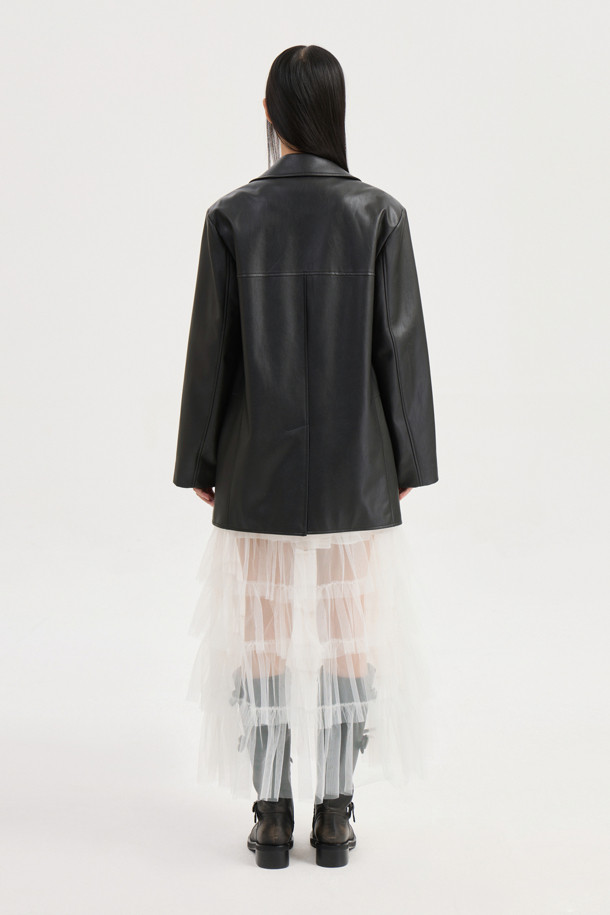 페이크 레더 싱글 재킷 (블랙)은 여성용으로, 봄, 가을에 착용하기 좋은 테일러드 스타일의 재킷입니다. 부드러운 촉감의 인조 가죽과 스웨이드 소재를 사용하여 클래식하면서도 캐주얼한 분위기를 연출합니다. 블랙 컬러의 무지 디자인에 레귤러 기장, 싱글 버튼 여밈 방식으로 제작되었으며, 스트레이트 핏으로 떨어지는 실루엣이 특징입니다. 내부 안감과 가슴 및 아웃 포켓, 로고 와펜 등의 디테일이 더해져 데이트룩, 모임룩, 미니멀룩 등 다양한 스타일에 활용하기 좋습니다.
