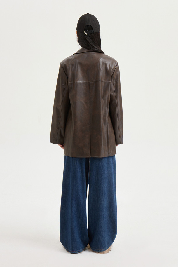 페이크 레더 싱글 재킷(브라운)은 가을, 겨울에 어울리는 여성용 자켓입니다. 부드러운 촉감의 인조 가죽과 스웨이드 소재로 제작되었으며, 두꺼운 두께감으로 따뜻함을 더했습니다. 클래식과 캐주얼 스타일을 모두 소화할 수 있으며, 무지 패턴에 스트레이트 핏으로 어떤 옷에도 잘 어울립니다. 테일러드 코트 타입에 싱글 버튼 여밈 방식으로, 가슴 포켓, 아웃 포켓, 로고 패턴 안감, 로고 와펜 디테일이 돋보입니다. 데이트룩, 가을 나들이룩, 겨울 데일리룩에 활용하기 좋습니다.
