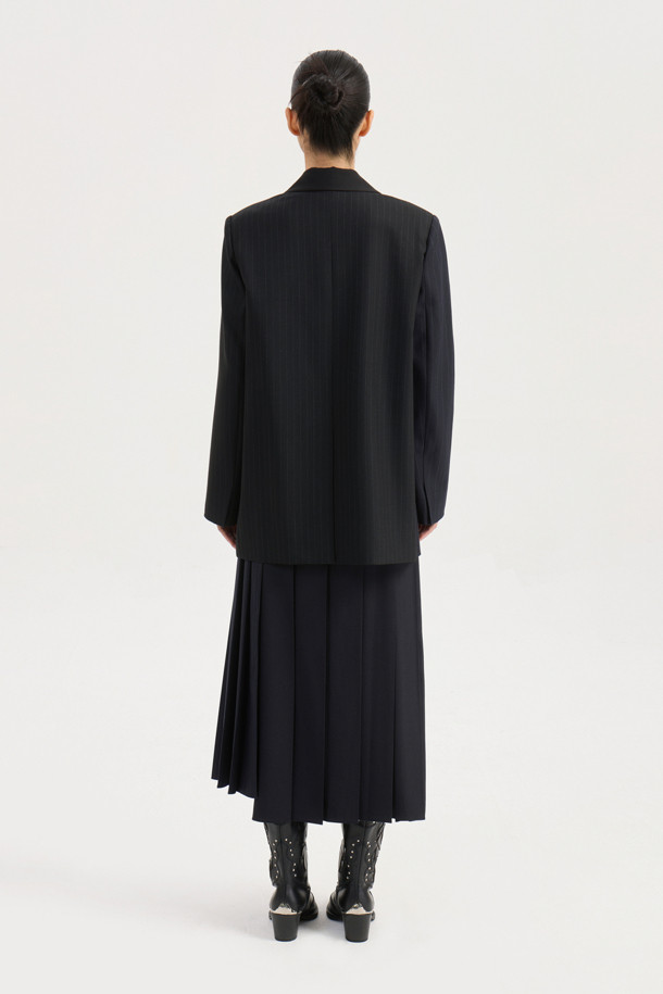 [Re-Order] 데님 패치 믹스 재킷 (블랙)은 데이트룩, 모임룩에 어울리는 모던, 캐주얼, 클래식 스타일의 자켓입니다. 봄, 가을에 착용하기 좋으며, 데님과 울 소재의 믹스매치로 제작되었습니다. 슬림핏과 일자핏 두 가지로 출시되어, 개인의 취향에 따라 선택할 수 있습니다. 블랙 컬러에 패치워크와 스트라이프 패턴이 돋보이며, 스티치 디테일과 LUCKY 로고 안감, 켄톤 버튼으로 포인트를 더했습니다. 레귤러 기장의 긴소매 자켓으로 다양한 스타일 연출에 활용하기 좋습니다.
