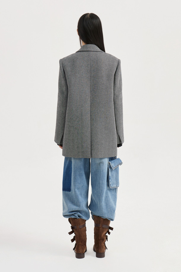 헤링본 더블 재킷 (grey)는 여성스러운 라인을 살려주는 일자핏의 클래식한 더블 코트 타입 재킷입니다. 가을, 겨울 시즌에 적합하며, 울 소재로 제작되어 두꺼운 두께감을 자랑합니다. 그레이 컬러의 헤링본 패턴이 세련된 분위기를 더하며, 어깨 패드와 엠블럼 포인트 단추 디테일로 고급스러움을 강조했습니다. 안감은 LUCKY 로고 패턴으로 디자인되어 있으며, 오피스룩, 출근룩, 모임룩 등 다양한 TPO에 활용하기 좋습니다. 미니멀, 시크한 스타일을 선호하는 여성에게 추천합니다.
