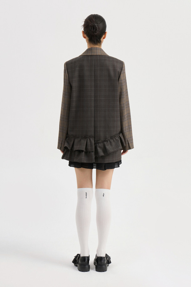 프릴 디테일 체크 싱글 재킷은 브라운과 그레이 컬러의 울블렌드 및 소모 소재로 제작된 여성용 싱글 재킷입니다. 봄, 가을에 착용하기 좋으며, 클래식하고 유니크한 스타일을 연출합니다. 박시핏 크롭 기장으로 세련된 실루엣을 선사하며, 테일러드 코트 타입에 싱글 버튼 여밈 방식입니다. 오피스룩, 모임룩, 데이트룩에 제격이며, 미니멀, 시크한 스타일을 즐기는 분들께 추천합니다.
