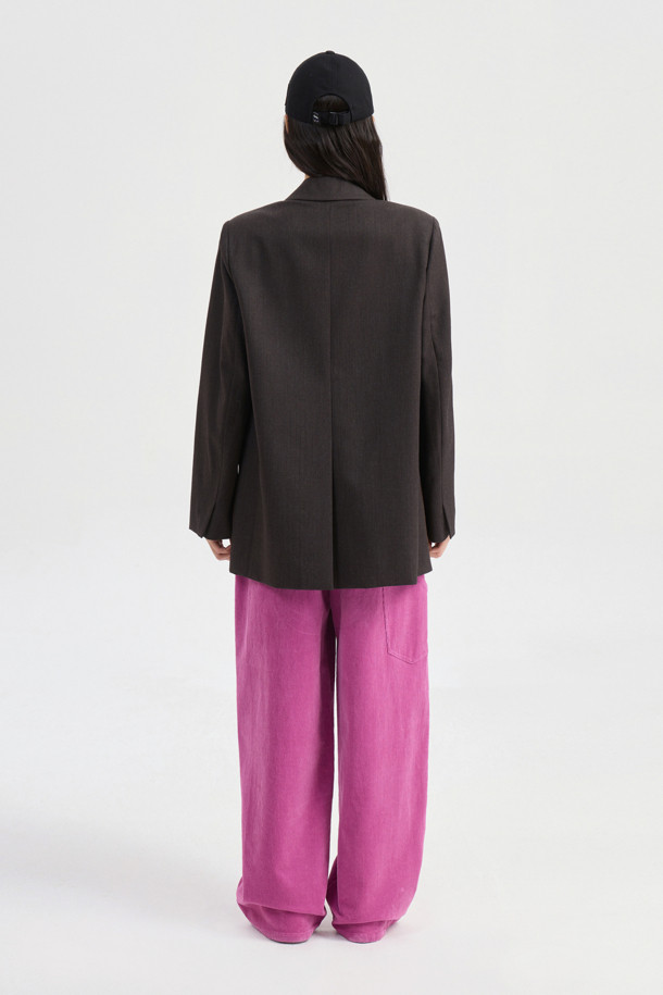 브라운 컬러의 스웨이드 포켓 체크 싱글 재킷입니다. 울과 스웨이드 소재의 조화로 가을, 겨울 시즌에 따뜻하고 포근하게 착용할 수 있습니다. 슬림핏에 크롭 기장으로, 모던하고 클래식한 스타일을 연출하며 오피스룩, 출근룩, 모임룩에 적합합니다. 체크 패턴과 스웨이드 포켓 디테일이 돋보이며, LUCKY 로고 패턴 안감과 소뿔 단추로 고급스러움을 더했습니다. 싱글 버튼 여밈 방식의 두꺼운 두께감으로 시크하고 미니멀한 스타일을 완성할 수 있습니다.
