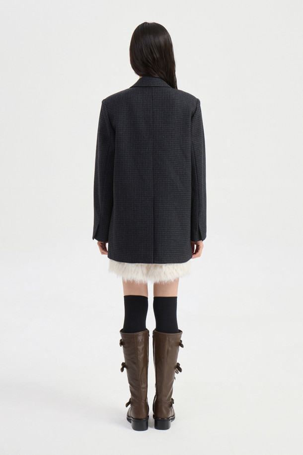 세련된 분위기를 연출하는 스웨이드 포켓 체크 싱글 재킷 (grey)입니다. 여성 고객을 위해 디자인되었으며, 가을과 겨울에 따뜻하게 착용할 수 있습니다. 모던하고 클래식한 스타일을 동시에 만족시키는 체크 패턴과 슬림핏 디자인이 특징입니다. 부드러운 스웨이드와 울 소재, 소뿔 단추, 럭키 로고 안감 디테일로 고급스러움을 더했습니다. 오피스룩, 출근룩, 모임룩 등 다양한 TPO에 활용 가능하며, 클래식, 미니멀, 시크한 스타일을 연출하기 좋습니다.
