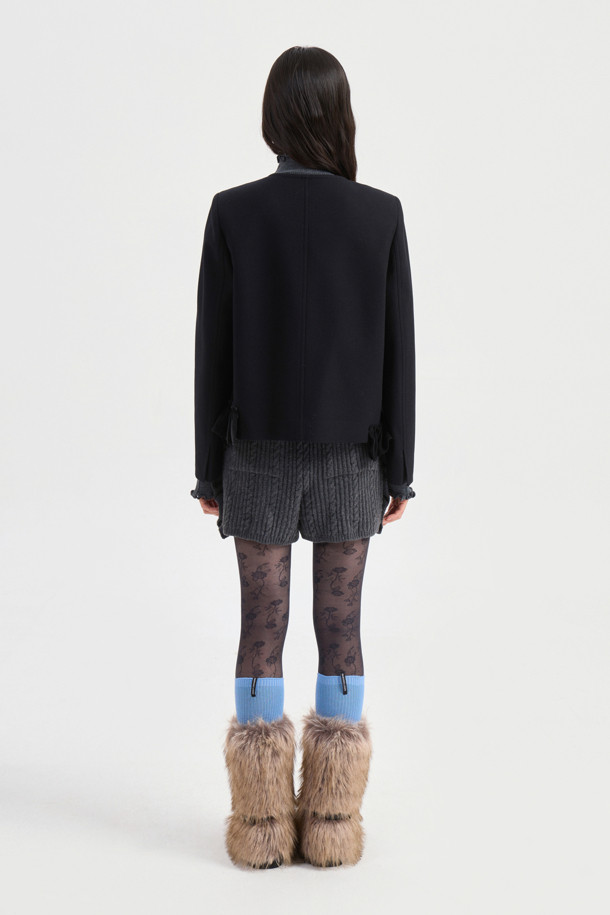 세련된 무드의 라운드 넥 트위드 재킷 (블랙)을 소개합니다. 울과 캐시미어 혼방 소재로 제작되어 부드러운 촉감과 뛰어난 보온성을 자랑하며, 가을과 겨울 시즌에 제격입니다. 클래식하고 엘레강스한 무드를 더하는 체크 패턴과 싱글 버튼 여밈, 루즈핏 디자인이 특징입니다. 금속 단추와 프릴 디테일로 포인트를 주었으며, 럭키 로고 패턴 안감으로 고급스러움을 더했습니다. 오피스룩, 모임룩, 소개팅룩 등 다양한 TPO에 활용 가능하며, 클래식, 미니멀, 시크한 스타일을 연출하기 좋습니다.
