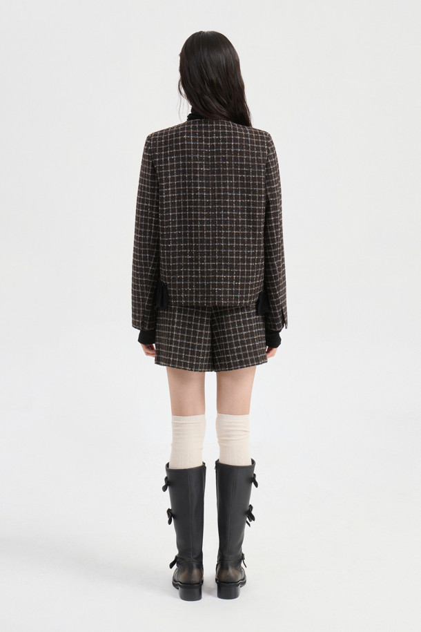 세련된 분위기를 연출하는 라운드넥 트위드 재킷 (멀티 컬러)입니다. 울과 캐시미어 혼방 소재로 제작되어 부드러운 촉감과 두꺼운 두께감으로 따뜻함을 선사합니다. 클래식하고 엘레강스한 무드를 자아내는 체크 패턴과 금속 단추, 프릴 디테일, 비대칭 디자인이 돋보입니다. 넉넉한 루즈핏으로 편안하게 착용 가능하며, LUCKY 로고 패턴 안감이 고급스러움을 더합니다. 봄, 가을 시즌 모임룩, 데이트룩, 오피스룩 등 다양한 TPO에 활용하여 시크하고 미니멀한 스타일을 완성해보세요.
