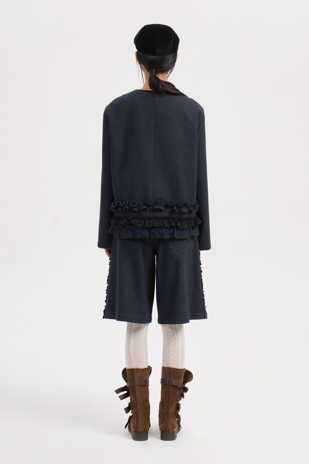 네이비 색상의 No Collar 크롭 더블 재킷입니다. 여성 의류로, 캐주얼, 미니멀, 클래식 스타일을 연출하기 좋습니다. 데이트룩에 잘 어울리며, 봄, 가을에 착용하기 적합합니다. 데님 포켓 디테일과 밑단 프릴 장식이 돋보이며, LUCK 로고 패턴 안감으로 포인트를 더했습니다. 일자핏의 크롭 기장으로, 트렌디한 스타일을 완성해보세요.
