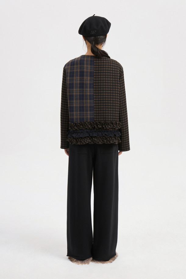 No Collar Crop Double 재킷 (멀티 컬러)는 여성스러운 캐주얼룩을 완성하는 크롭 기장의 데님 자켓입니다. 데이트룩, 모임룩 등 다양한 TPO에 활용 가능하며, 캐주얼과 클래식 스타일을 모두 아우릅니다. 체크 패턴에 데님 포켓 디테일과 밑단 프릴 장식이 여성스러운 무드를 더하고, 일자핏으로 편안하게 착용할 수 있습니다. 안감은 LUCKY 로고 패턴으로 포인트를 주어 소장 가치를 높였습니다. 봄, 가을 시즌에 활용하기 좋은 긴소매 디자인의 멀티 컬러 자켓입니다.
