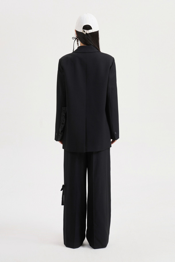 [Re-Order][아뜰리에] 프릴 디테일 테일러드 재킷 (블랙)은 가을과 겨울, 오피스룩, 출근룩, 모임룩에 어울리는 여성용 테일러드 재킷입니다. 클래식하고 엘레강스한 스타일을 연출하며, 세미 Y실루엣 핏과 힙 기장으로 세련된 핏을 선사합니다. 울 소재의 두꺼운 두께감과 단단한 촉감으로 고급스러움을 더했으며, 빅 사이즈 카라와 프릴 디테일, 아틀리에 자수, ATELIER 로고 패턴 안감 등 섬세한 디자인이 돋보입니다. 긴 소매와 어깨 패드, 셔링 디테일, 스트라이프 소매 안감으로 완성도를 높인 블랙 컬러의 무지 재킷입니다.
