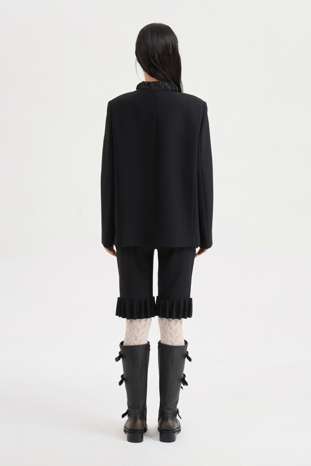 [Atelier] 라운드넥 프릴 트위드 재킷 (블랙)은 가을과 겨울, 당신의 우아함을 돋보이게 해 줄 여성용 아우터입니다. 클래식하고 우아한 스타일을 강조하며, H라인 핏과 톤온톤 블랙 컬러로 시크한 매력을 더합니다. 울 소재에 두꺼운 두께감으로 따뜻함을 선사하며, 라운드넥과 프릴 디테일이 여성스러운 포인트를 더합니다. 어깨 패드, 셔링 디테일, 비대칭 포켓, 로고 패턴 안감, 스트라이프 소매 안감 등 섬세한 디테일이 돋보이는 이 재킷은 오피스룩, 모임룩, 연말 모임룩까지 폭넓게 활용 가능합니다.
