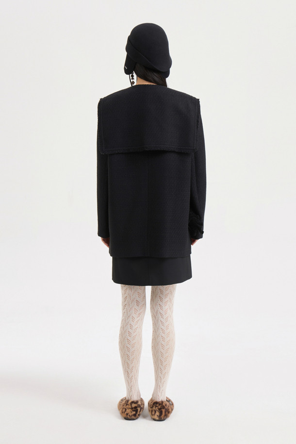 [Atelier] 세일러 트위드 재킷 (블랙)은 클래식과 유니크 스타일을 동시에 느낄 수 있는 여성용 아우터입니다. 봄, 가을에 어울리는 중간 두께감의 트위드 소재로 제작되었으며, 세일러 카라 디자인과 블랙 컬러가 시크한 분위기를 연출합니다. 힙 기장의 레귤러핏 싱글 버튼 자켓으로, 니트 프릴 디테일과 포켓 수술 장식이 돋보입니다. [Atelier] 로고 패턴 안감과 금속 로고 버튼이 고급스러움을 더하며, 데이트룩, 오피스룩, 모임룩 등 다양한 TPO에 활용하기 좋습니다.
