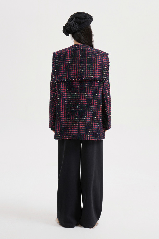 [Atelier] 세일러 트위드 재킷 (네이비)는 여성스러운 무드를 자아내는 트위드 재킷입니다. 세일러 카라와 니트 프릴 디테일이 돋보이며, 힙 기장의 레귤러 핏으로 제작되었습니다. 네이비 컬러의 트위드 소재는 클래식하면서도 유니크한 스타일을 연출하며, 싱글 버튼 여밈과 금속 로고 버튼으로 고급스러움을 더했습니다. 안감은 ATELIER 로고 패턴으로 마감되었으며, 포켓 수술 장식이 포인트입니다. 데이트룩, 오피스룩, 모임룩에 모두 잘 어울리는 아이템입니다.
