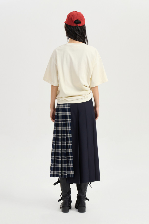 머테리얼 믹스 플리츠 롱 스커트 (멀티 컬러)는 체크와 솔리드 패턴을 믹스하여 캐주얼하면서도 세련된 스타일을 연출합니다. 블랙과 네이비 두 가지 색상으로 출시되어 다양한 상의와 매치하기 용이하며, 겨울철 데일리룩에 활용하기 좋습니다. 옆 지퍼 여밈과 앞 슬릿 디테일이 편안한 착용감과 활동성을 제공합니다. 플리츠 핏의 롱 스커트로 클래식하고 미니멀한 무드를 더해줍니다.
