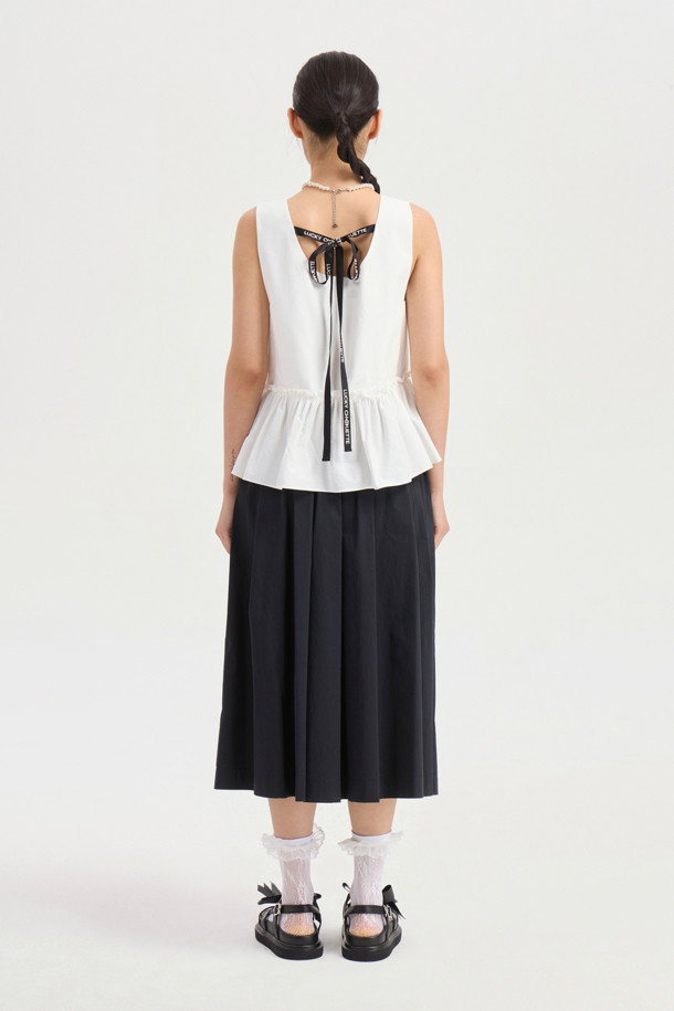 부드러운 면 소재로 제작되어 편안한 착용감을 선사하는 Pleats Banding Long Skirt (다크 네이비)입니다. 허리 밴딩과 A라인 & 플리츠 디자인으로 캐주얼하면서도 베이직한 스타일을 연출하며, 얇은 두께감으로 봄, 여름, 가을 시즌에 활용하기 좋습니다. 바이오 가공 처리와 허리 배색, 로고 테이프 디테일이 돋보이는 여유핏 롱스커트입니다.
