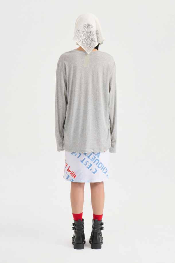화사한 화이트 컬러의 Print Jersey Banding 미디 스커트입니다. 부드러운 저지 소재에 레터링 & 프린트 패턴으로 캐주얼하고 스포티한 무드를 연출합니다. 허리 밴딩과 얇은 두께, H라인 핏으로 편안하면서도 스타일리시하게 봄, 여름, 가을 시즌 데일리룩을 완성해보세요.
