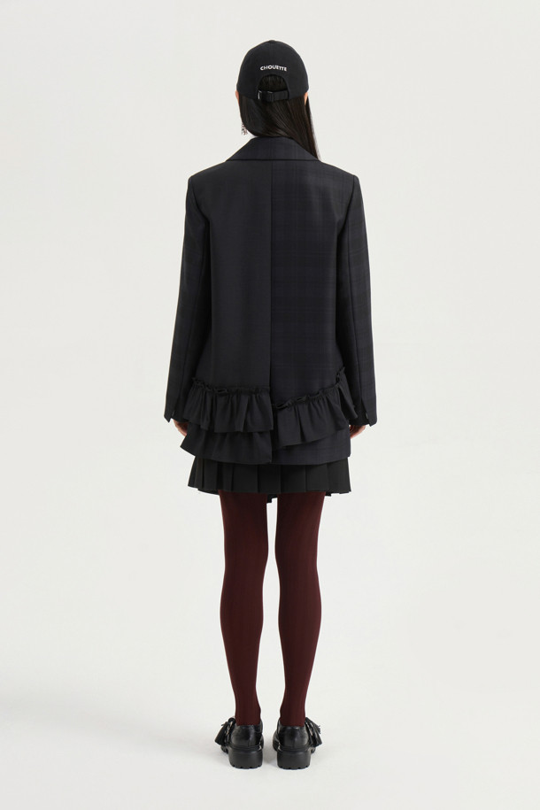 텍스쳐 블록 플리츠 미디 스커트 (블랙)는 가을, 겨울 시즌에 어울리는 여성용 미디 스커트입니다. H라인과 플리츠 디테일이 돋보이는 디자인으로, 클래식하면서도 유니크한 스타일을 연출합니다. 울 혼방 소재에 두꺼운 두께감으로 따뜻하게 착용할 수 있으며, 체크 패턴이 세련된 포인트를 더합니다. 허리 부분 브라운 스웨이드 배색과 옆 라인 지퍼, 벨트고리 디테일이 돋보이며, 로우라이즈 스타일 연출도 가능합니다. 오피스룩, 모임룩, 겨울 데일리룩 등 다양한 TPO에 활용 가능한, 미니멀하고 시크한 매력의 스커트입니다.
