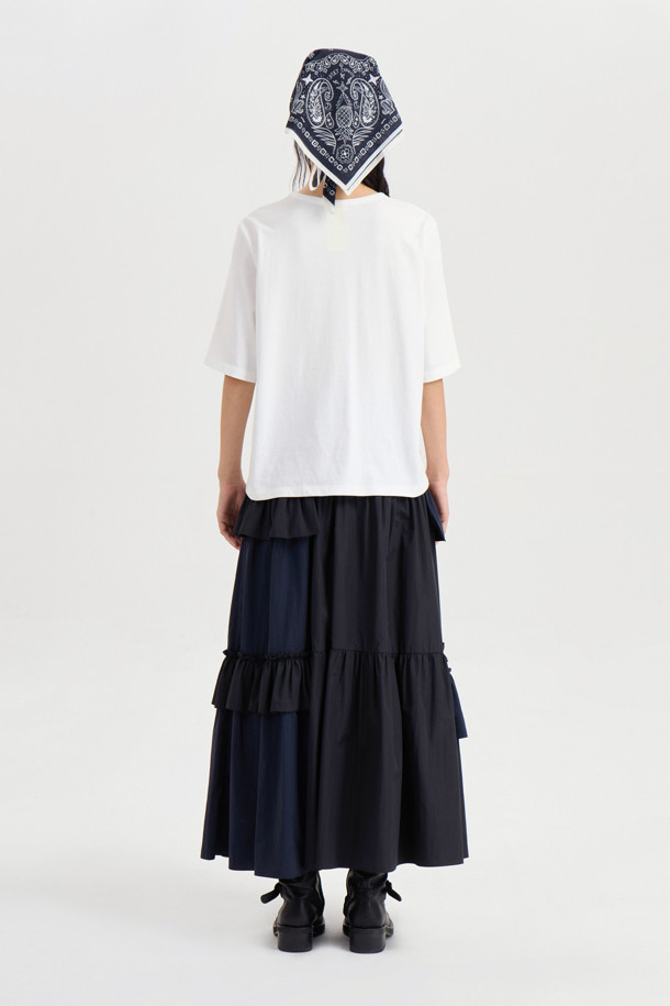 프릴 포인트 밴딩 롱 스커트 (black)는 유니크하면서도 클래식한 무드를 연출하는 여성용 스커트입니다. 얇은 두께감의 나일론 소재로 제작되어 사계절 내내 편안하게 착용 가능하며, A라인 핏으로 여성스러운 실루엣을 선사합니다. 허리 밴딩 디자인과 맥시 기장, 언밸런스 절개라인, 프릴 디테일이 어우러져 캐주얼하면서도 세련된 스타일을 완성합니다. 데이트룩, 카페룩, 여행룩 등 다양한 TPO에 활용할 수 있는 웨어러블 아이템입니다. 미니멀, 클래식, 캐주얼 스타일을 즐겨 입는 분들께 추천합니다.
