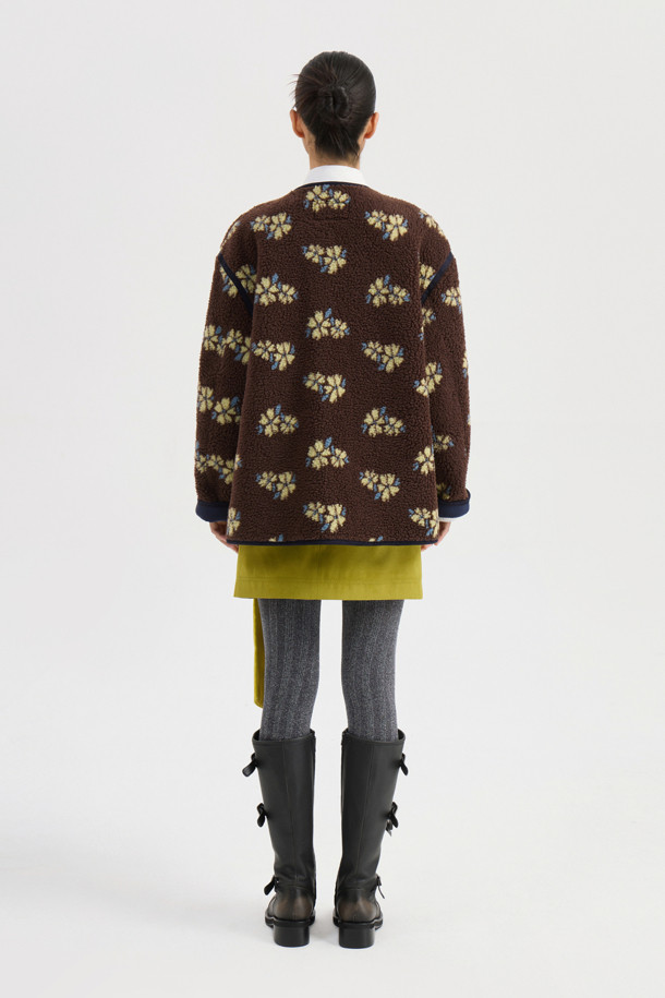 리본 포인트 스웨이드 미니 스커트 (라임)는 부드러운 스웨이드 소재로 제작되어 봄, 가을에 착용하기 좋습니다. H라인 핏과 무지 패턴으로 클래식하면서도 유니크한 스타일을 연출하며, 데일리룩과 모임룩에 모두 잘 어울립니다. 라임 컬러와 벨벳 배색 포인트가 산뜻함을 더하고, 옆 지퍼 여밈으로 편안하게 착용할 수 있습니다. 오버사이즈 아우터와 코디하여 스타일리시한 룩을 완성해 보세요.
