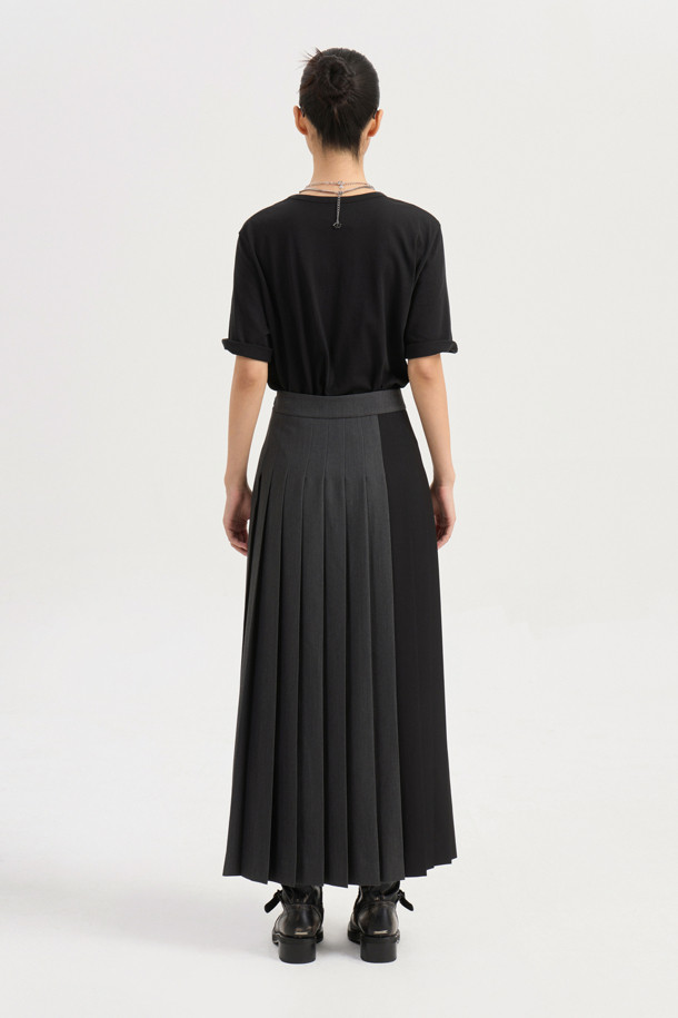 소재 믹스 플리츠 롱 스커트 (블랙)는 유니크하고 캐주얼한 스타일을 연출하는 여성용 스커트입니다. 옆 라인 지퍼와 레터링 테이프로 포인트를 더했으며, 언밸런스 기장과 세 가지 소재 믹스로 독특한 디자인을 완성했습니다. 맥시 기장의 플리츠 스커트로, 데이트룩, 쇼핑룩, 캐주얼, 미니멀, 시크 등 다양한 스타일을 소화할 수 있습니다. 사계절 내내 활용 가능한 블랙 컬러의 롱 스커트로, 매력적인 룩을 연출해 보세요.
