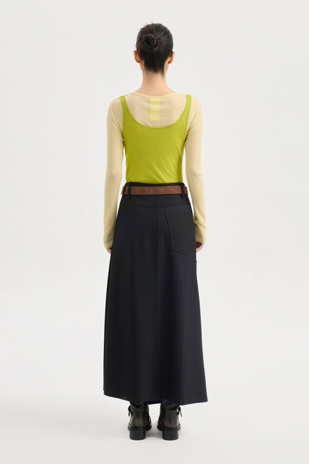 [Re-Order] 데님 스트라이프 믹스 롱 스커트 (multi color)는 여성스러운 롱 스커트로, 봄, 가을에 어울리는 아이템입니다. 유니크하면서도 클래식한 스타일을 연출하며, 데님과 울 소재의 조화가 돋보입니다. 세미 A라인 핏과 한쪽 플리츠 디테일이 세련된 실루엣을 완성하며, 앞 지퍼 여밈으로 편안하게 착용 가능합니다. 멀티 컬러 스트라이프 패턴이 돋보여 데이트룩, 모임룩, 카페룩 등 다양한 TPO에 활용하기 좋습니다. 미니멀하고 캐주얼한 스타일을 즐기는 분들께 추천합니다.
