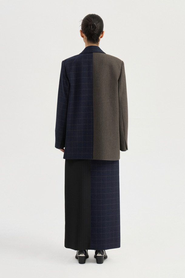 체크 스트라이프 믹스 H라인 롱 스커트 (네이비)는 클래식한 무드의 여성 롱스커트입니다. 데이트룩, 모임룩에 어울리는 디자인으로, 봄, 가을에 착용하기 좋습니다. H라인 핏에 체크와 스트라이프 패턴이 믹스되어 세련된 느낌을 줍니다. 허리 프릴 디테일과 옆 지퍼, 밑단 트임으로 활동성을 더했습니다. 블랙, 네이비, 화이트 등 다양한 색상의 상의와 매치하여 미니멀, 캐주얼 스타일을 연출해보세요.
